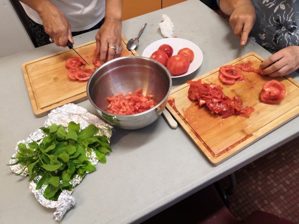 Atelier cuisine Découper des tomates et agrémenter de feuilles de menthe - illustration site Harmonie DIet